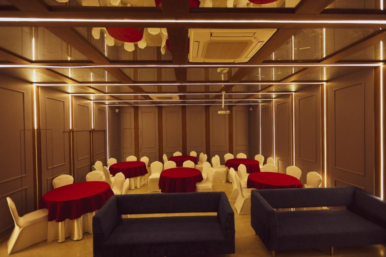 Hotel Kiran Miraj エクステリア 写真